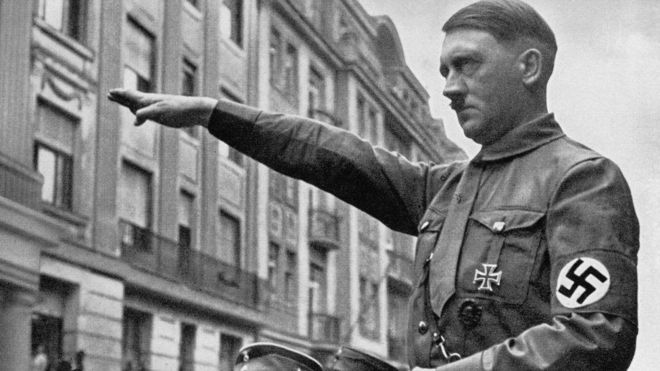 Iglesia expulsa a sacerdote que comparó a Jesucristo con Adolf Hitler