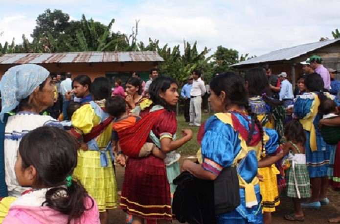 Expulsan a evangélicos por no participar en actividades católicas