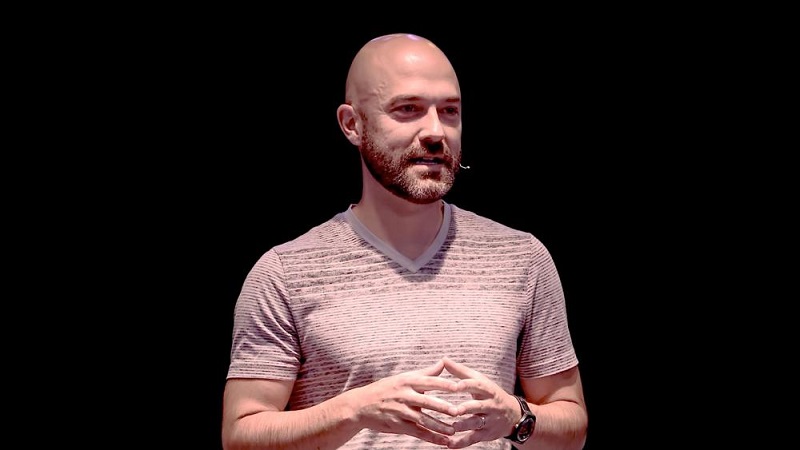 Ex escritor cristiano tras apostatar de la fe se une a desfile gay