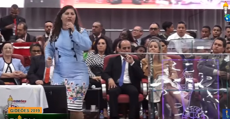 Cantante cristiana criticada por vestir inapropiadamente en evento de Gedeones