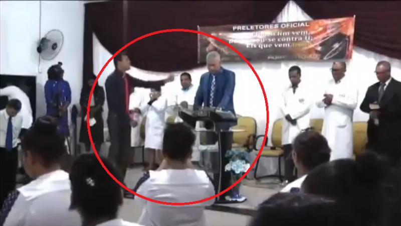 Supuesto profeta le dice a un pastor que se baje del púlpito