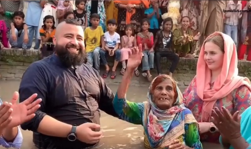 Multitud decide bautizarse tras ver a anciana descender a las aguas
