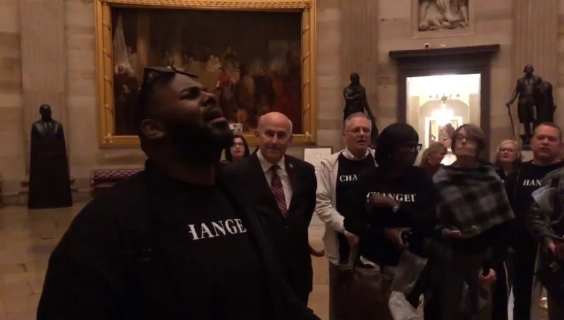 Ex gay canta “Solo de Jesús, La Sangre” en Capitolio de EEUU