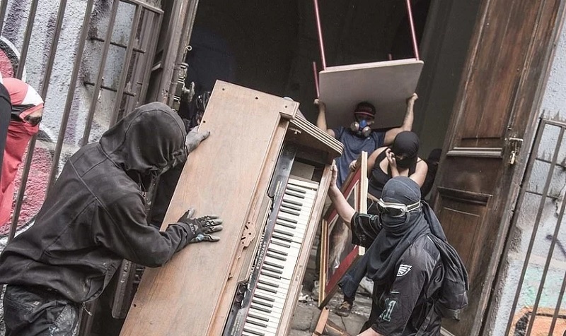 Iglesia es destrozada y saqueada por manifestantes en Chile