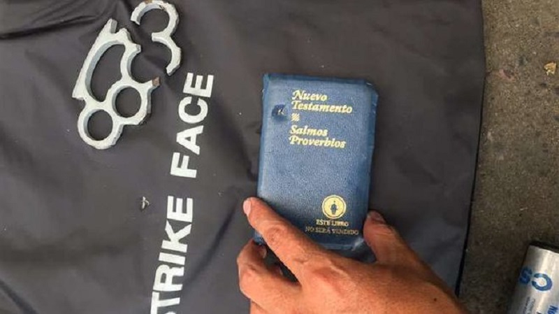 Biblia evitó que bala matara a policía durante protestas en Bolivia