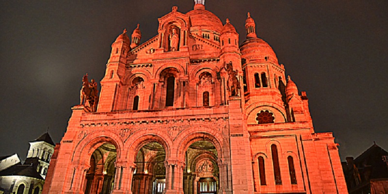 Conmemoran a cristianos perseguidos en el mundo, tiñen edificios en rojo