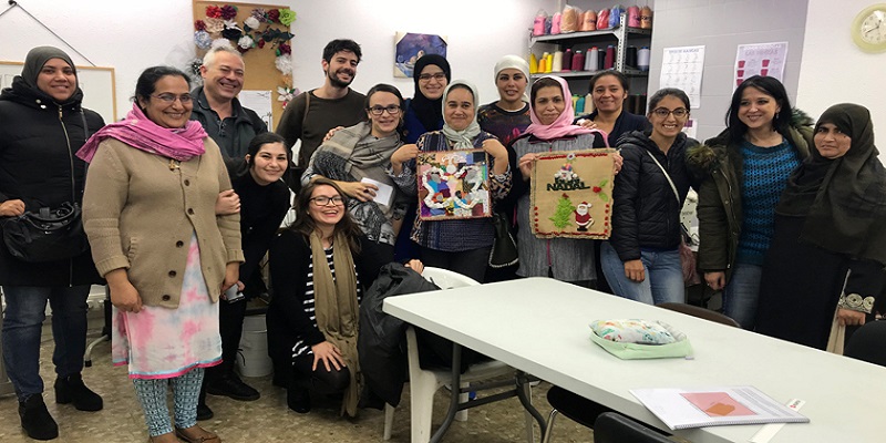 En pakistán las mujeres aprenden el evangelio a través de la costura