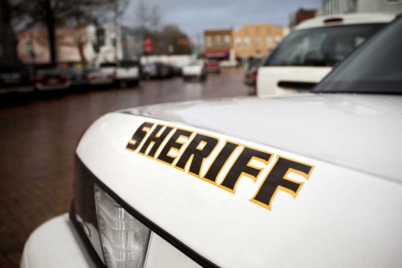 Ateos denuncian a alguacil por difundir el evangelio