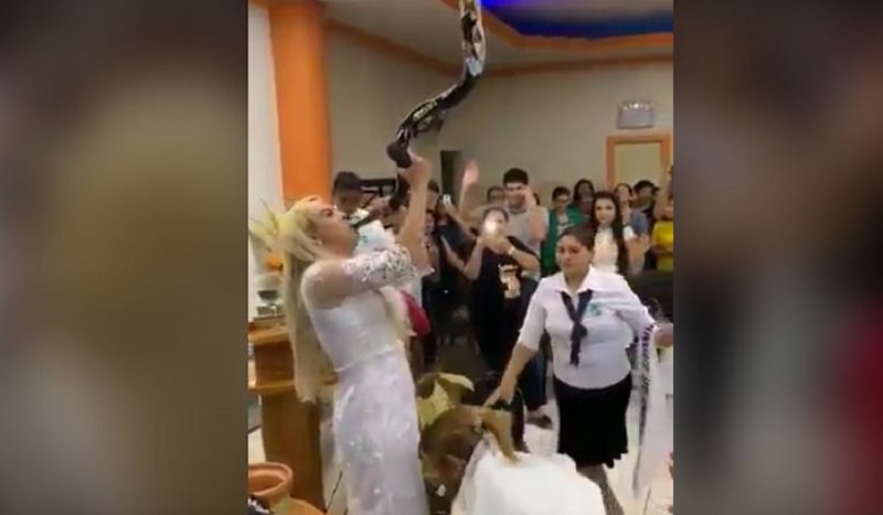 Pastora es adorada por miembros de la iglesia cuando ministra