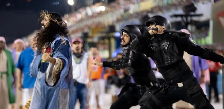 Carnaval presentó a Jesús como mujer y golpeado por la policía