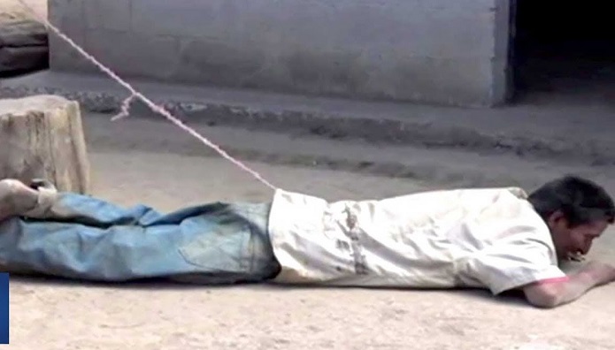 India: Atan a pastor de un árbol y lo golpean hasta casi morir