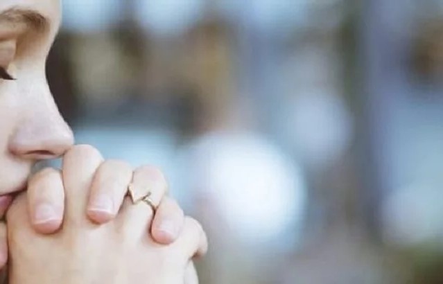 Médica cristiana intercede en oración por personal de salud