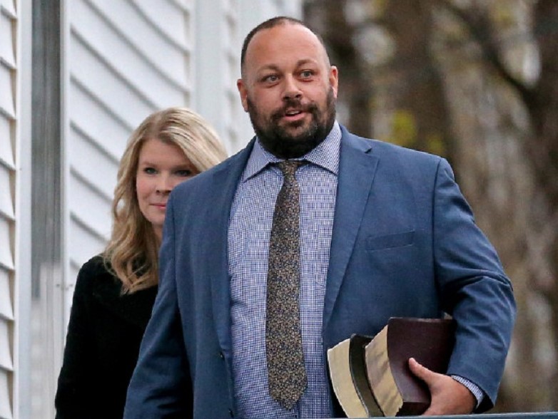 Pastor de Massachusetts ofrece servicios presenciales