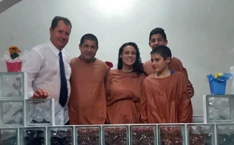 Mujer evangeliza a su esposo e hijos estudiando la Biblia en casa