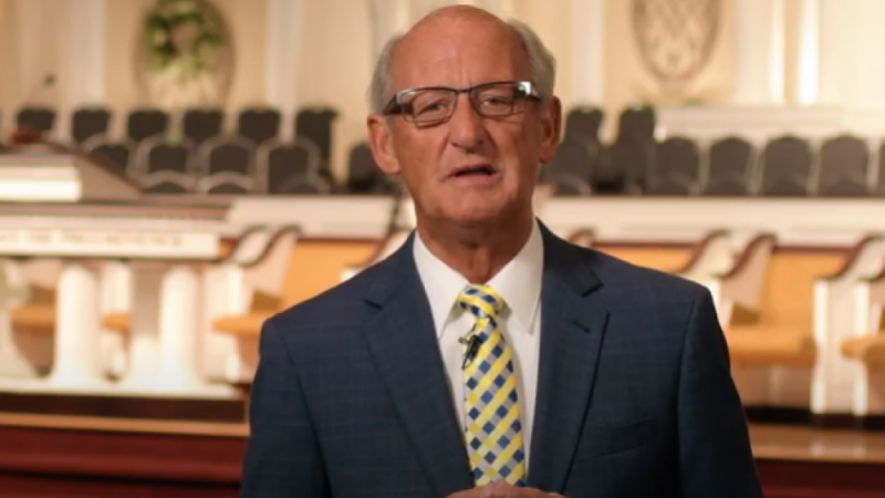 2 iglesias más de California fueron multadas por reunirse y cantar