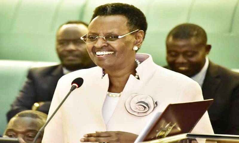 Uganda: primera dama dona recursos para construir casa bíblica