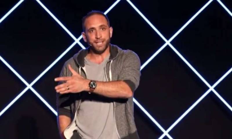 Pastor renuncia a su iglesia tras confesar una aventura