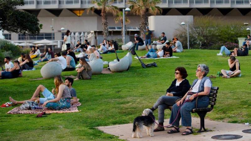 Los israelíes salen sin máscara por primera vez en más de un año