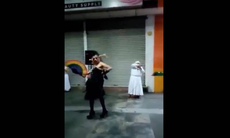 Hombre vestido de mujer sabotea a cristianas mientras predican el evangelio