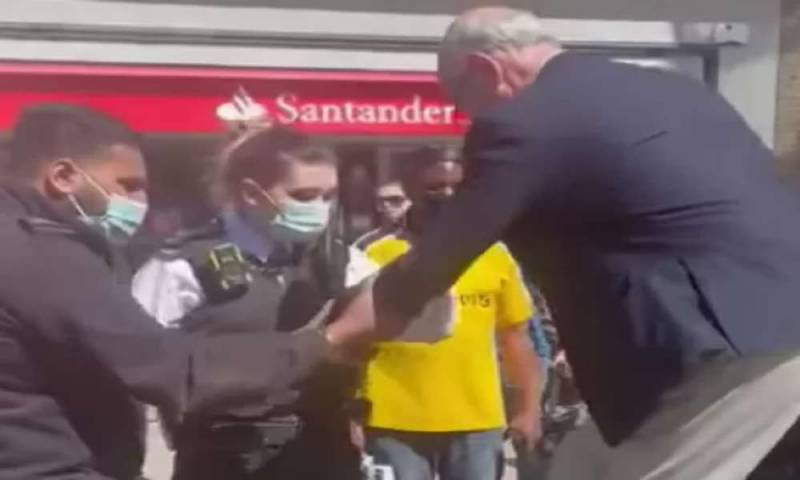 Pastor arrestado por decir que ‘Dios creó solo dos sexos, masculino y femenino’