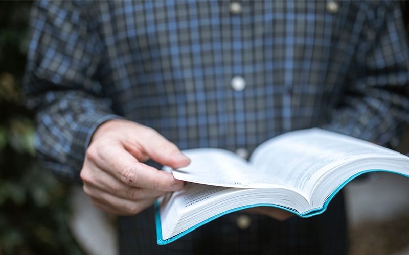 Cristianos aprovechan filas de vacunación para distribuir Biblias