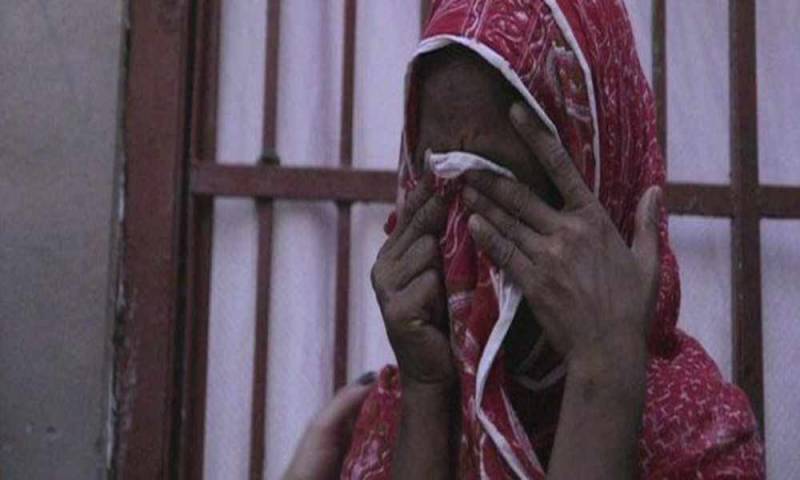 Musulmanes atacan a pastora por ayudar a convertir al cristianismo