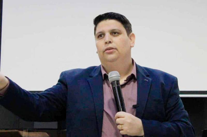 Fieles denuncian a pastor por engañarlos con falsas profecías