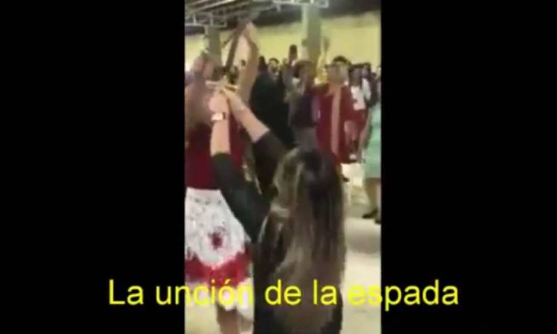 Llaman apóstata a iglesia por ungir a sus miembros con espadas