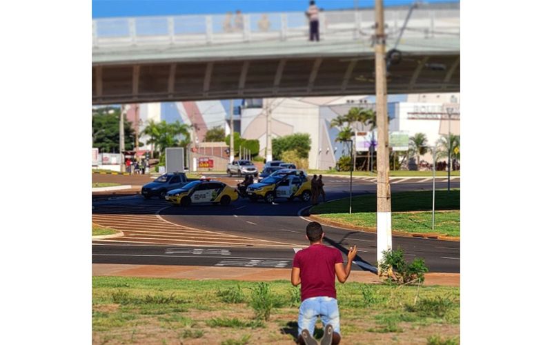 Joven se arrodilla para orar al ver a hombre que intentaba suicidarse