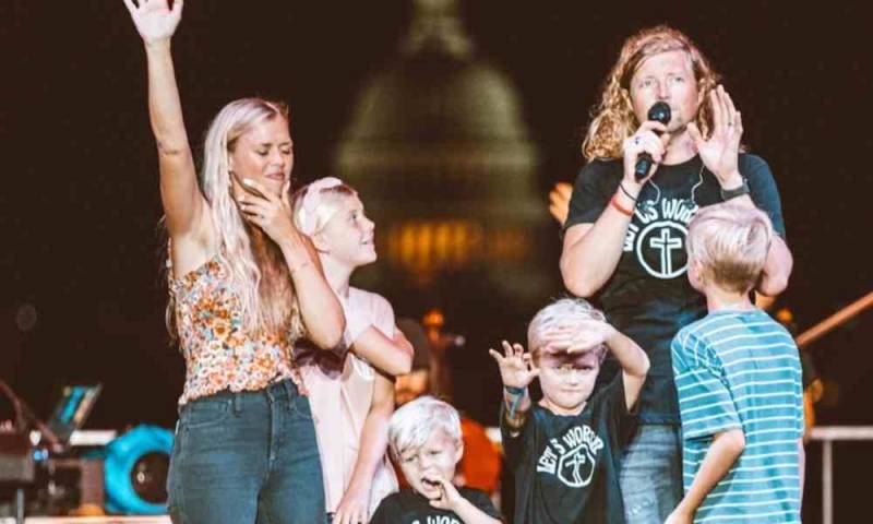 Sean Feucht denuncia amenazas contra su familia por predicar el Evangelio