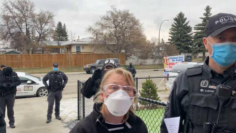 Corte canadiense faculta a la policía para "hacer todo lo necesario" para irrumpir la iglesia del pastor Pawlowski