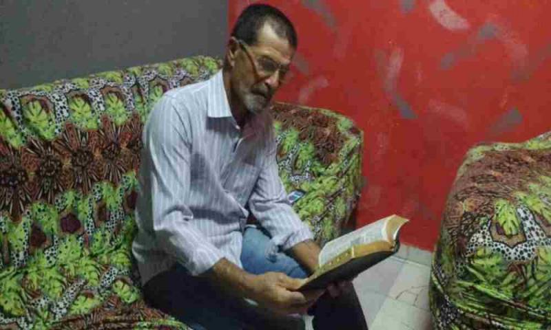 Hombre regresa a la iglesia tras 42 años en la oscuridad