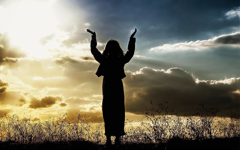 Hombre con hemorragia cerebral sobrevive luego de las oraciones de su esposa