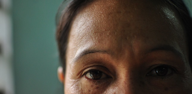 Una viuda sufre una lesión en la columna vertebral por su fe en Cristo