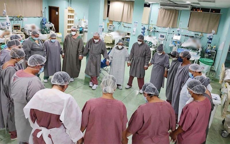 Médicos y enfermeras oran en UCI de pacientes con covid-19