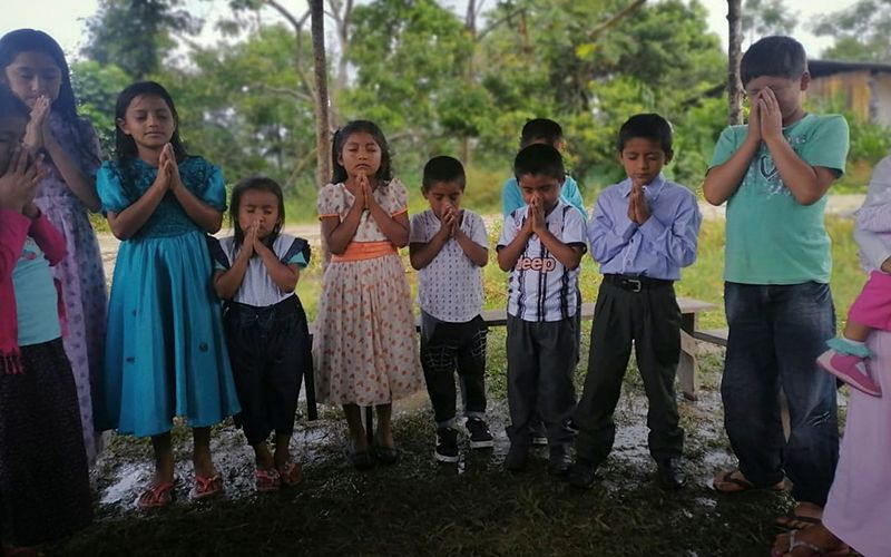 Evangelizan a los niños en la selva alta de Perú