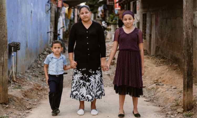 Día de las Madres: Mujeres enfrentan persecución por enseñar a sus hijos valores cristianos