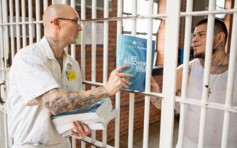 Cristianos donan 100 000 Biblias a prisioneros en EE. UU.