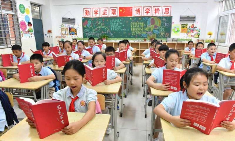 Partido Comunista Chino obliga a escuelas enseñar ideología comunista