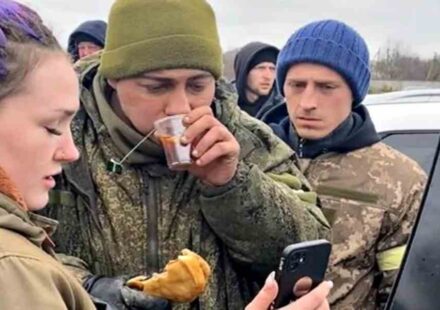 Soldado ruso se rinde y llora cuando ucranianos le dan comida y bebida