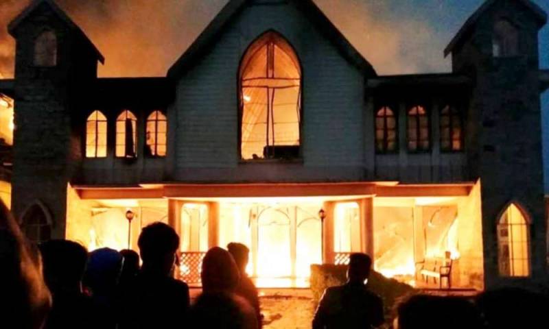 Extremistas queman iglesia y amenazan con matar a congregantes