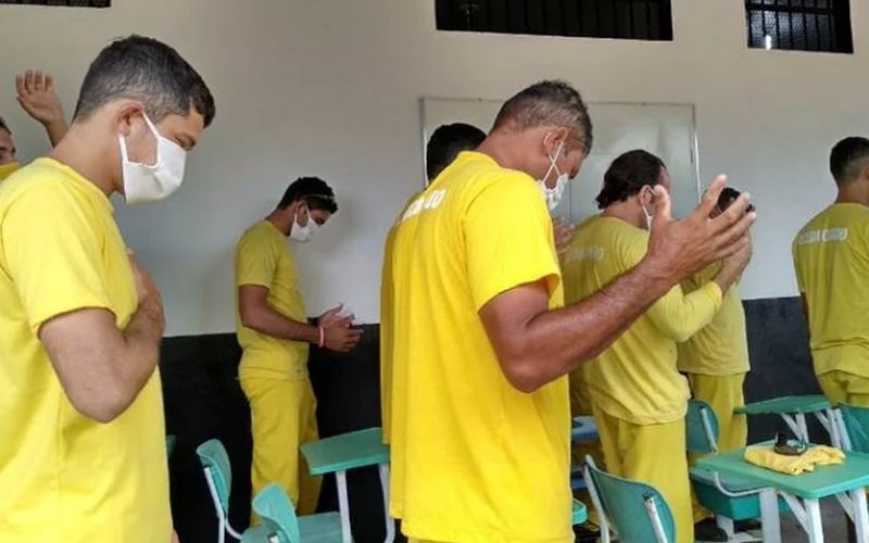 Cristianos donan Biblias a una prisión en Brasil