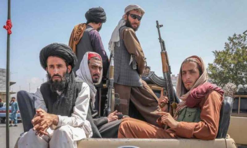 Talibanes asesinan a quienes tengan contenido cristiano en sus celulares