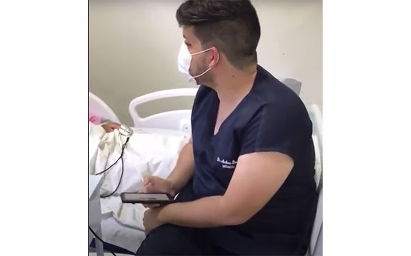 Médico canta himnos y ora por paciente con covid-19 que moriría horas después