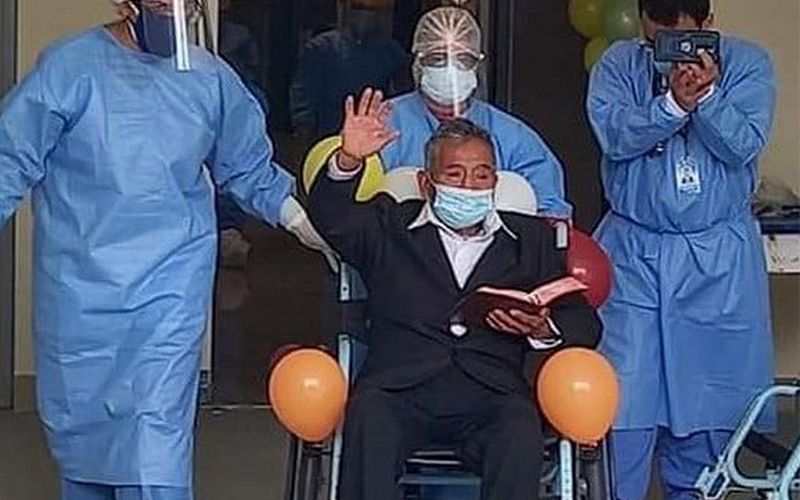 Perú: anciano sale del hospital leyendo la Biblia tras vencer al covid-19