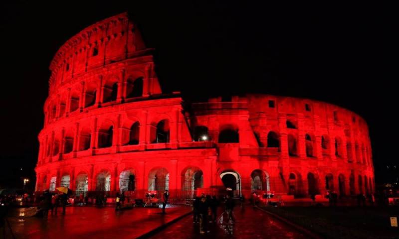 Iluminarán edificios de rojo por la persecución cristiana