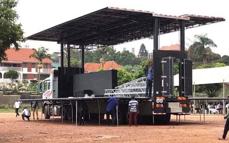 Cristianos usan camión para evangelizar en Uganda