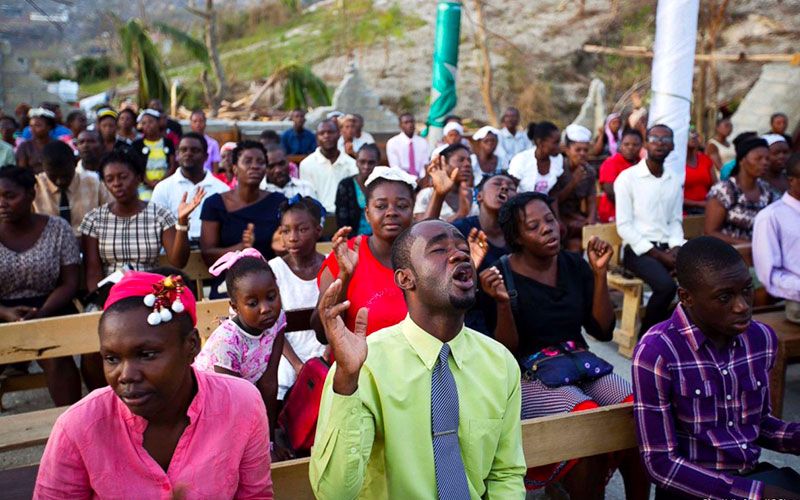 Haití: Cristianos adoran a Dios en iglesias destruidas