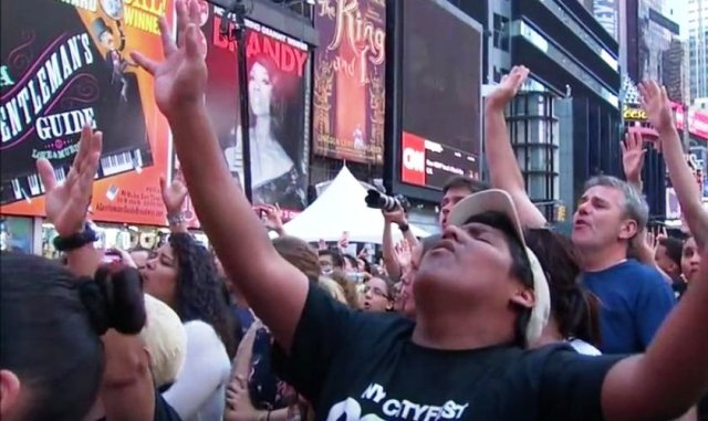 Miles de cristianos adoran a Dios en calles de Nueva York