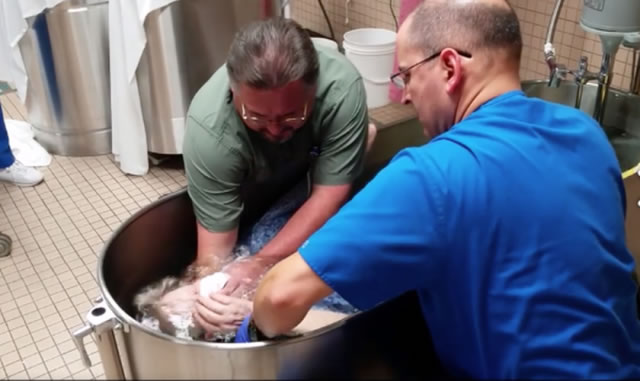 Paciente con cáncer terminal acepta a Jesús y es bautizada en hospital